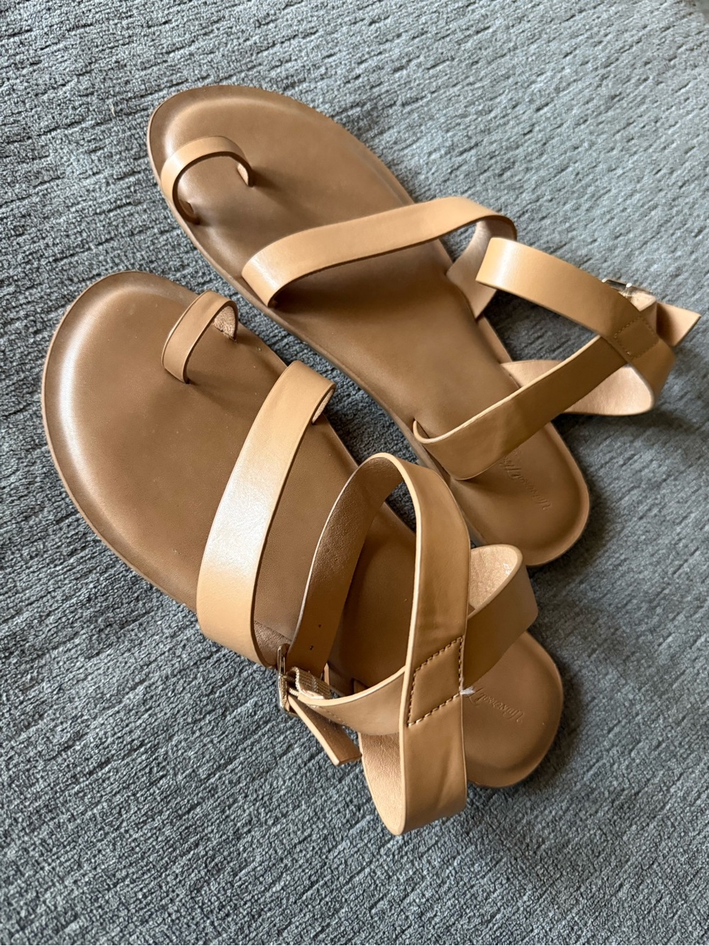 Universal Thread Women's Tan Strappy Toe-Ring Sandals
